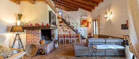 TV, fireplace