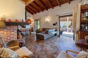 Una televisión, una chimenea