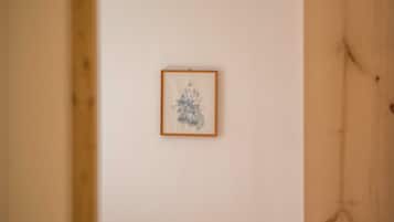 Una obra de arte enmarcada sobre una pared lisa.