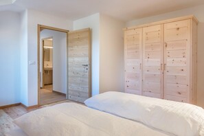 1 bedroom, free WiFi, bed sheets - Holiday Apartment 'Nigglhof Katarina' with Mountain View, Balcony & Wi-Fi (redagno)