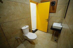 Habitación Deluxe, 1 habitación | Baño | Regadera, amenidades de baño gratuitas, toallas