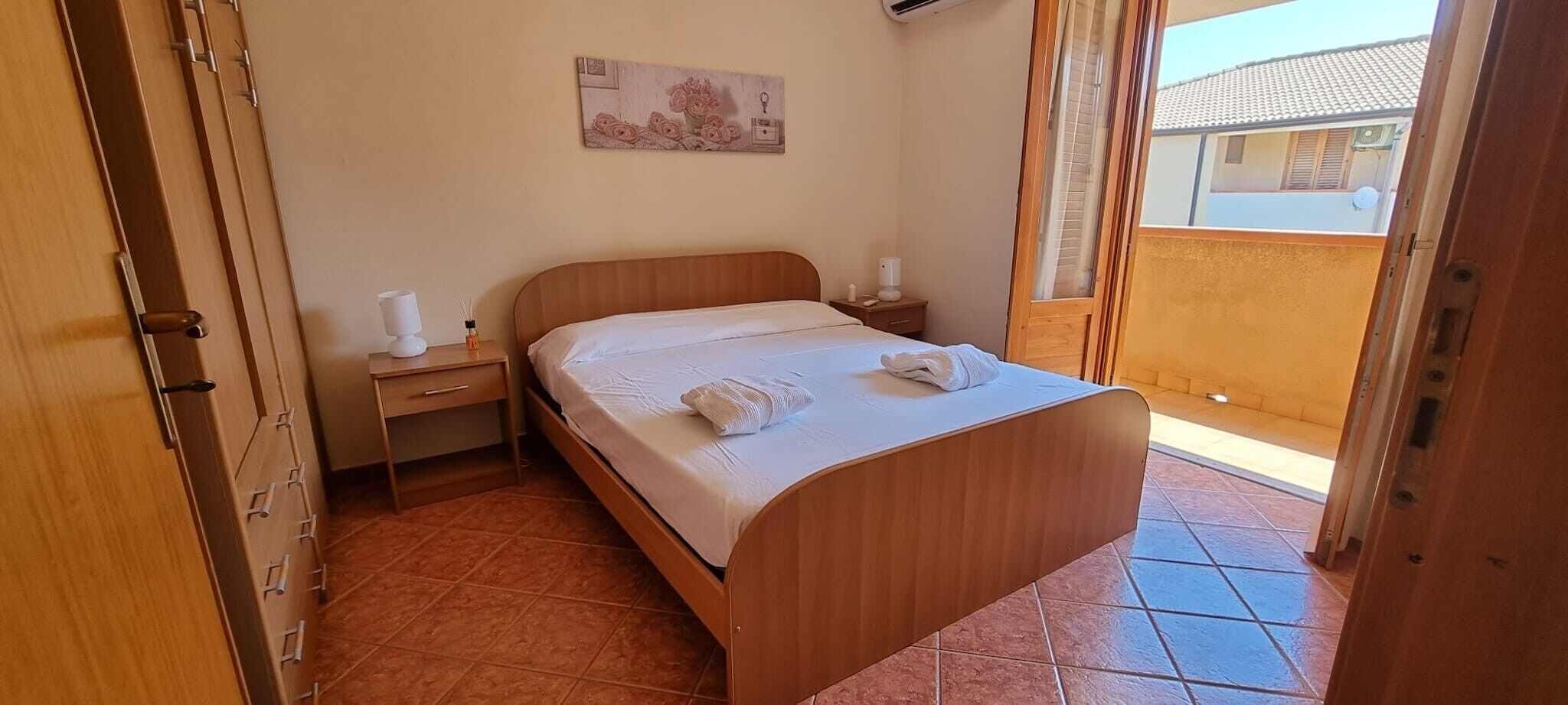 1 habitación, tabla de planchar con plancha y ropa de cama 