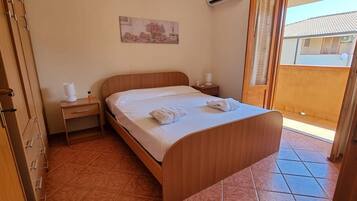 1 habitación, tabla de planchar con plancha y ropa de cama