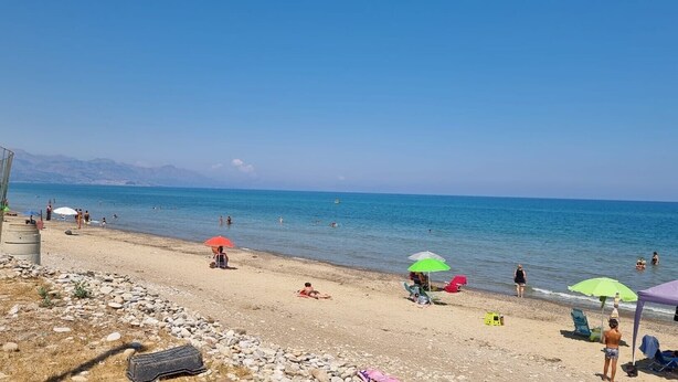 A beach with people, umbrellas, and a clear sky. - San Carlo Holiday Home near the Beach with Balcony (Campofelice di Roccella)