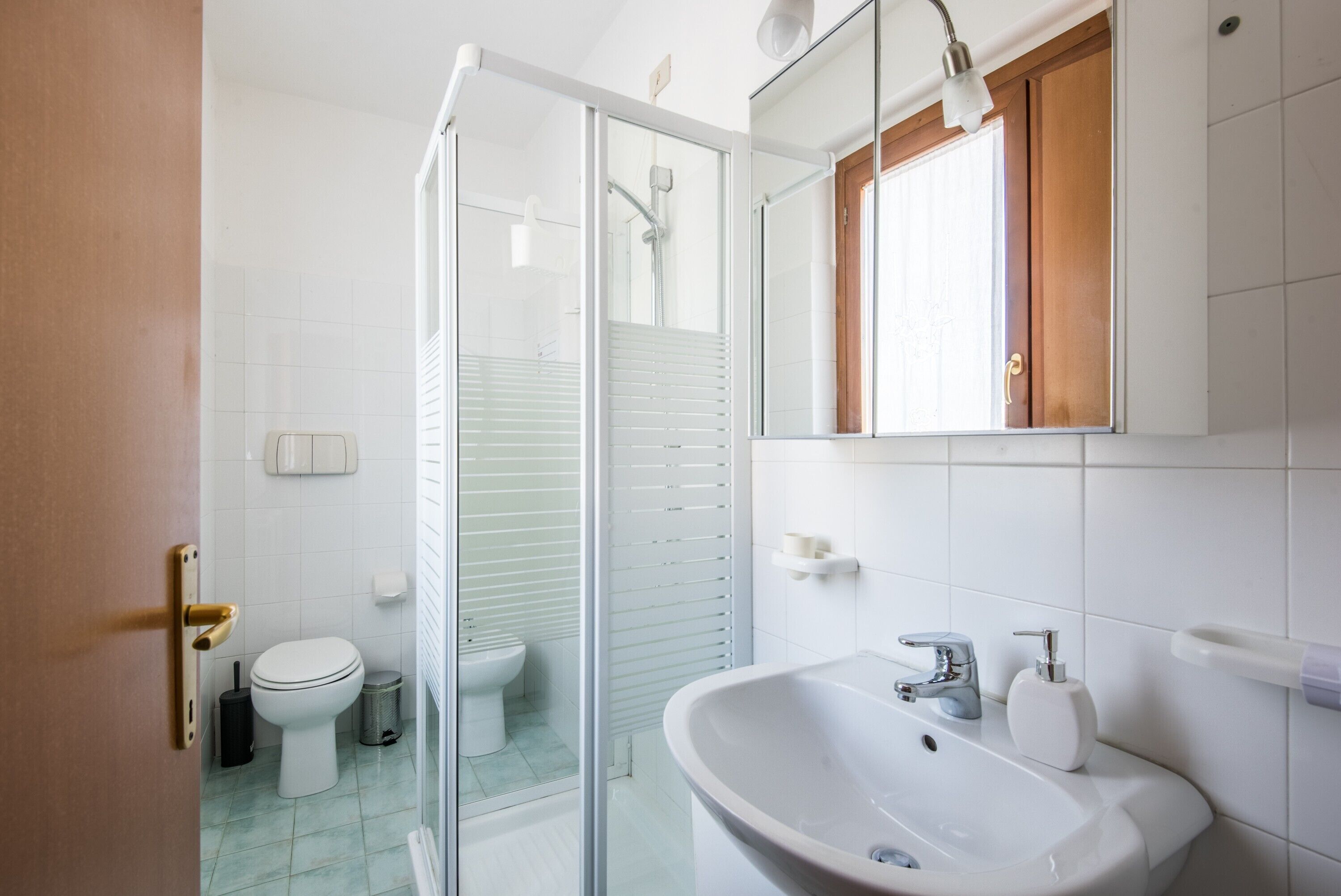 Dusche, kostenlose Toilettenartikel, Haartrockner, Bademäntel