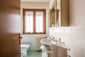 Douche, articles de toilette gratuits, sèche-cheveux, peignoirs