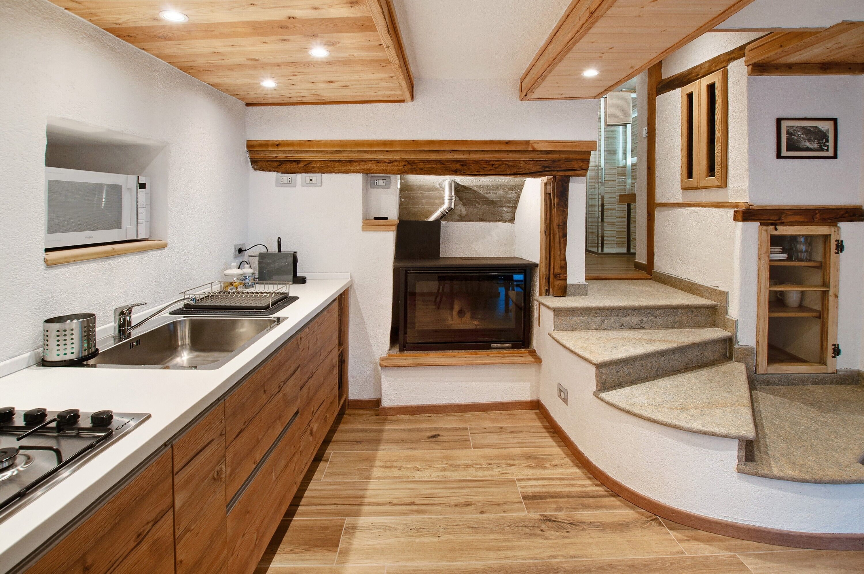 Geladeira, micro-ondas, cooktop, cafeteira/chaleira