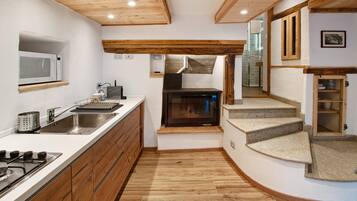 Geladeira, micro-ondas, cooktop, cafeteira/chaleira