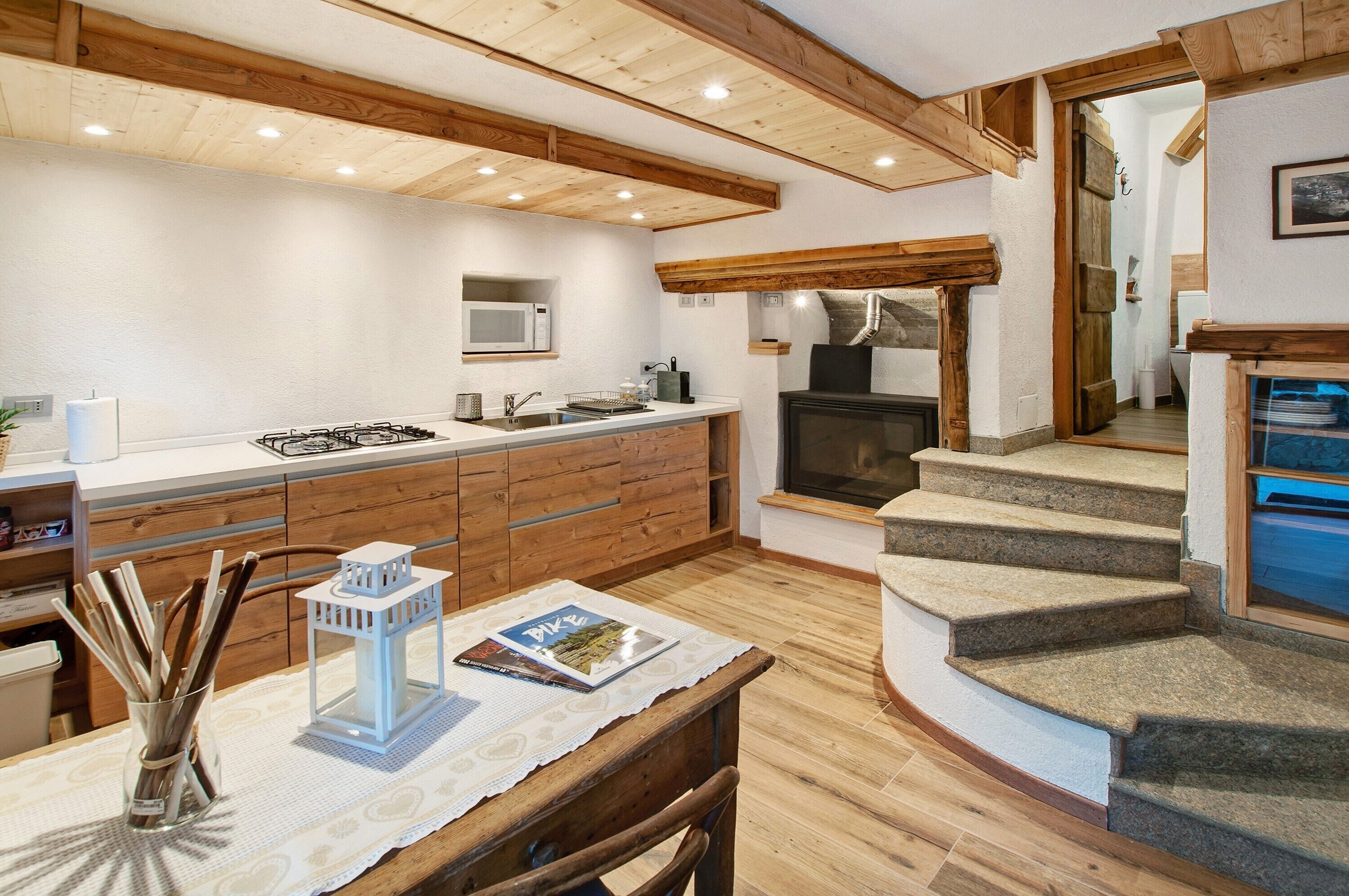 Frigorifero, microonde, piano cottura, macchina per tè/caffè