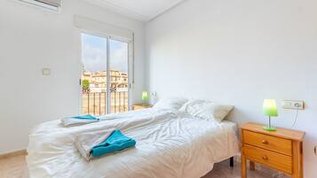 3 slaapkamers, een strijkplank/strijkijzer, gratis wifi, beddengoed