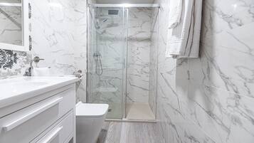 Een douche, een haardroger, handdoeken
