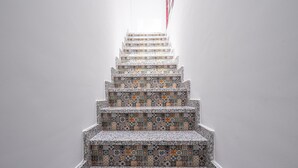Una escalera con varios peldaños, cada uno con un diseño de azulejos diferente.