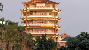 Un edificio de varios pisos con estilo arquitectónico tradicional, que cuenta con varios balcones y un techo escalonado.
