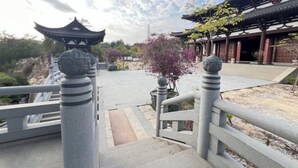 A traditional building with a tiled roof and a stone balustrade. - Vienna International Hotel · Yonghe Branch, Wuli Industrial Zone, Quanzhou South Railway Station (Jinjiang)