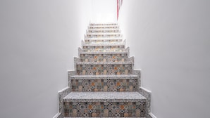 Una escalera con varios peldaños, cada uno con un diseño de azulejos diferente.