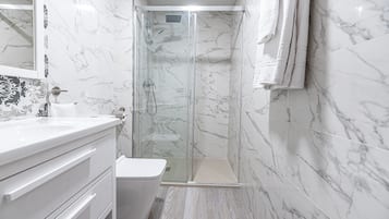 Een douche, een haardroger, handdoeken