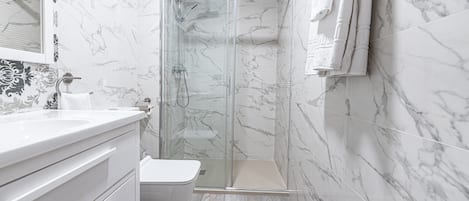Douche, séchoir à cheveux, serviettes fournies