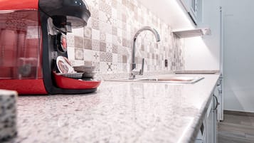 Een koelkast, een magnetron, een oven, een kookplaat