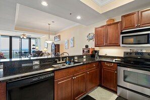 ثلاجة، ميكروويف، فرن، موقد طهي مسطح