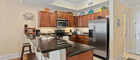 Kjøleskap, mikrobølgeovn, ovn og kokeplater