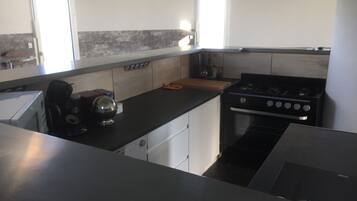 Frigorifero, piano cottura, lavastoviglie, macchina per tè/caffè