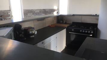 Refrigerador, parrilla de estufa, lavavajillas y cafetera y tetera