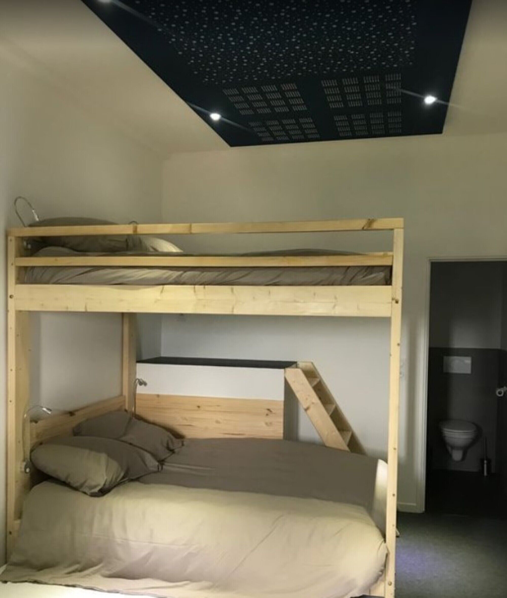 5 bedrooms, free WiFi, bed sheets