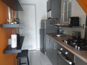 Køleskab, kogeplade, opvaskemaskine, kaffe-/temaskine