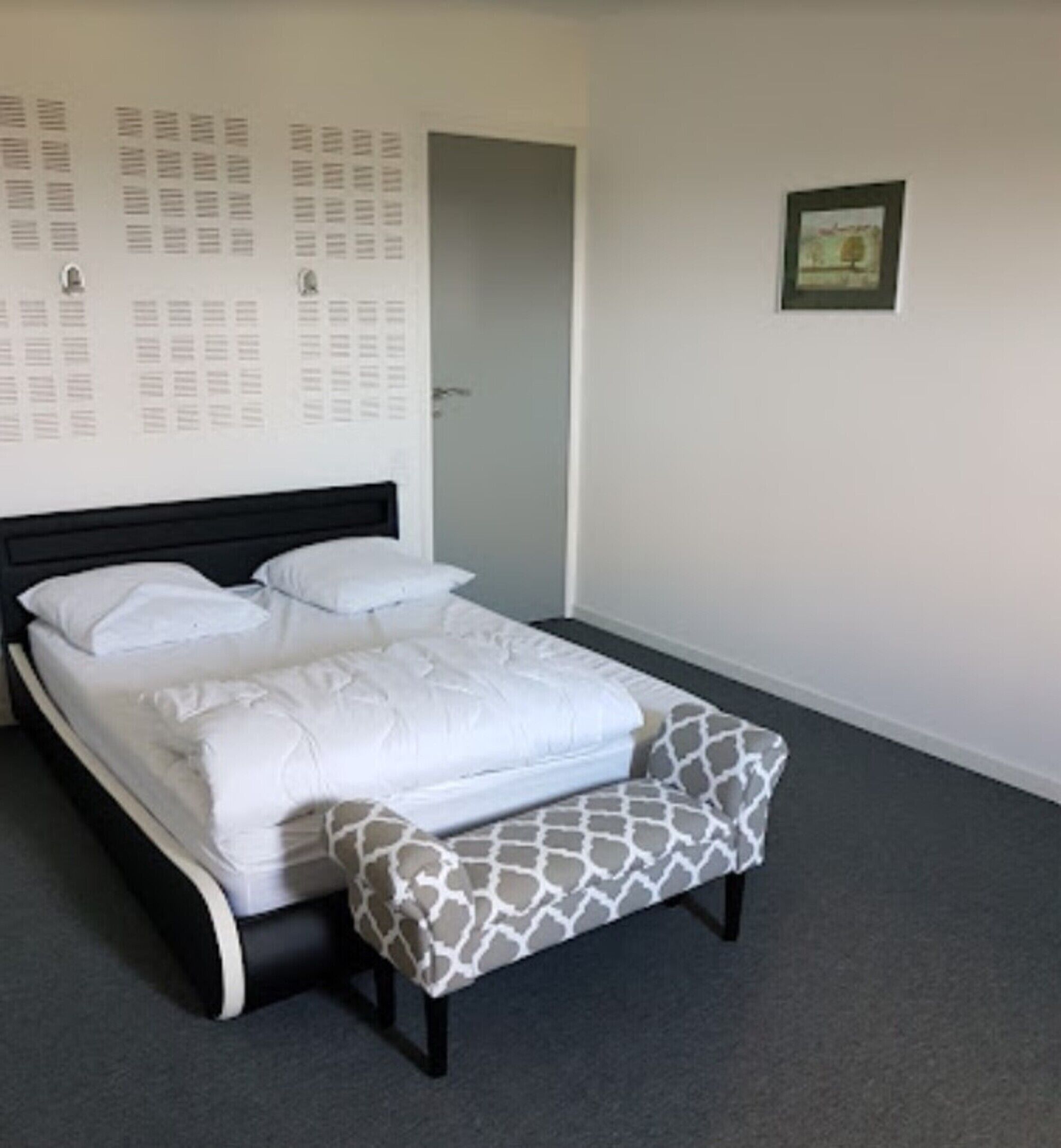 5 bedrooms, free WiFi, bed sheets