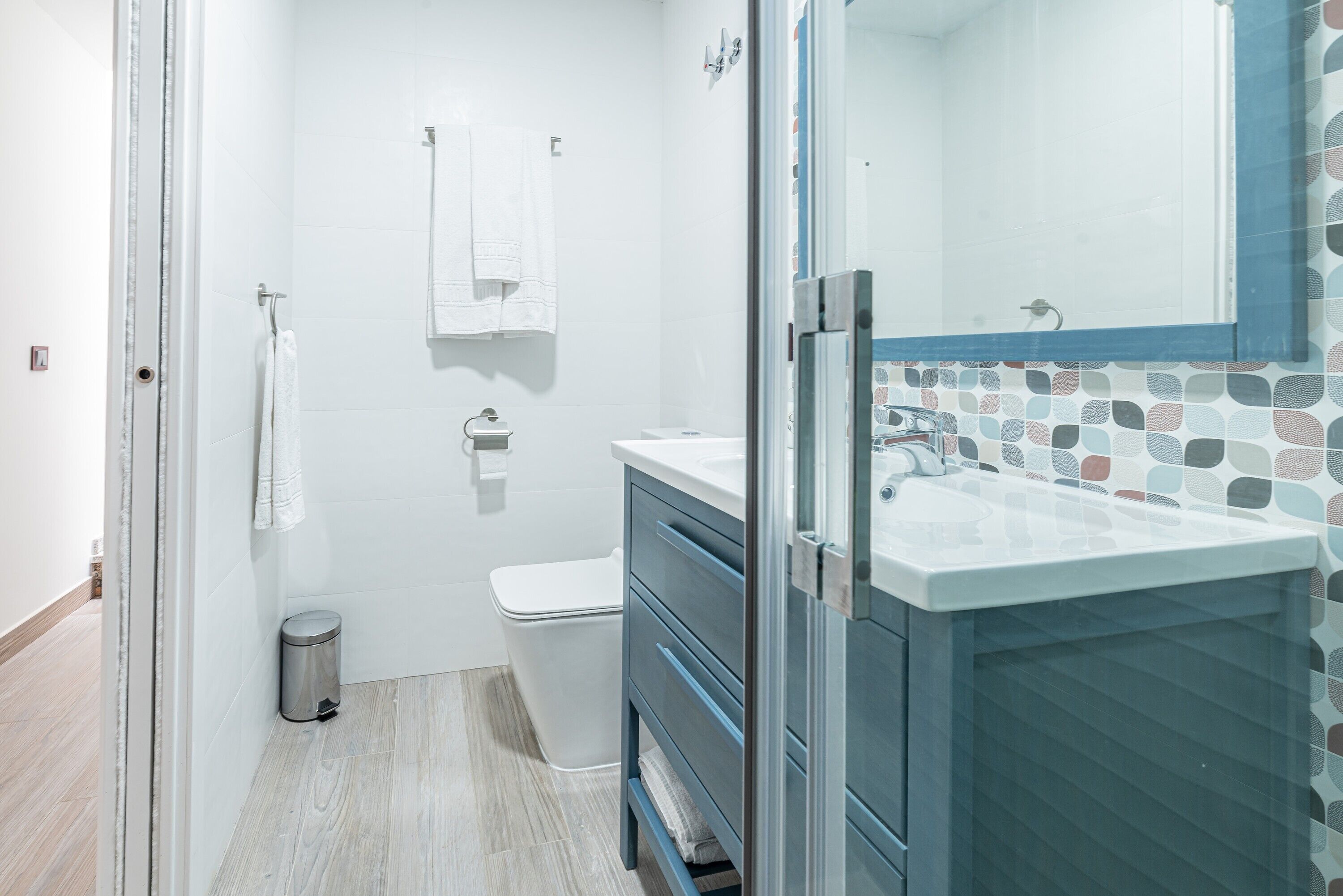 Ein Badezimmer mit Dusche, Toilette und Waschbecken.