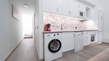 Frigorífico, microondas, horno y placa de cocina