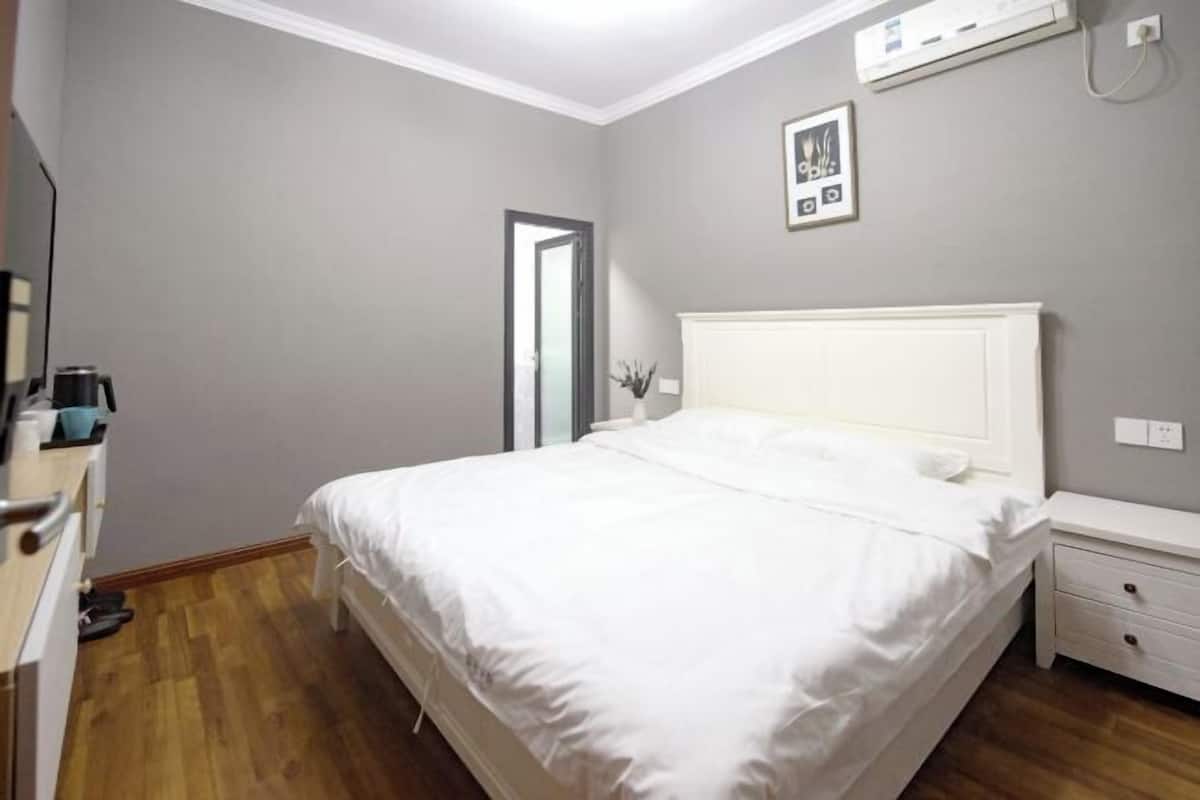 Ein Schlafzimmer mit einem Bett, einem Nachttisch und einer Kommode.
