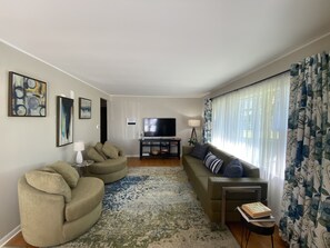 Smart TV, table tennis, books