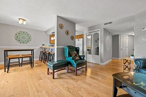 Interior - Charming 2bd Retreat! Pool +Wifi +Great location (Gatlinburg)