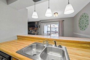 Interior - Charming 2bd Retreat! Pool +Wifi +Great location (Gatlinburg)