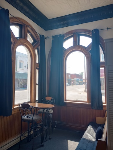 The Vault / Historical 1800s Bank 7min Off I-64. Downtown Main street