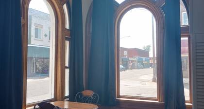 The Vault / Historical 1800s Bank 7min Off I-64. Downtown Main street