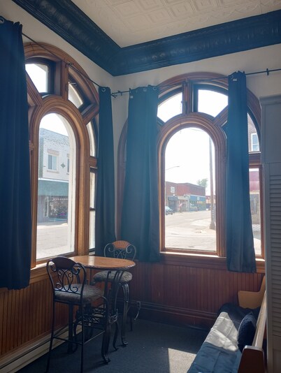 The Vault  / Historical 1800s Bank 7min Off I-64. Downtown Main street