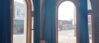 The Vault / Historical 1800s Bank 7min Off I-64. Downtown Main street
