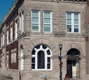 Exterior - The Vault  / Historical 1800s Bank 7min Off I-64. Downtown Main street (Fairfield)