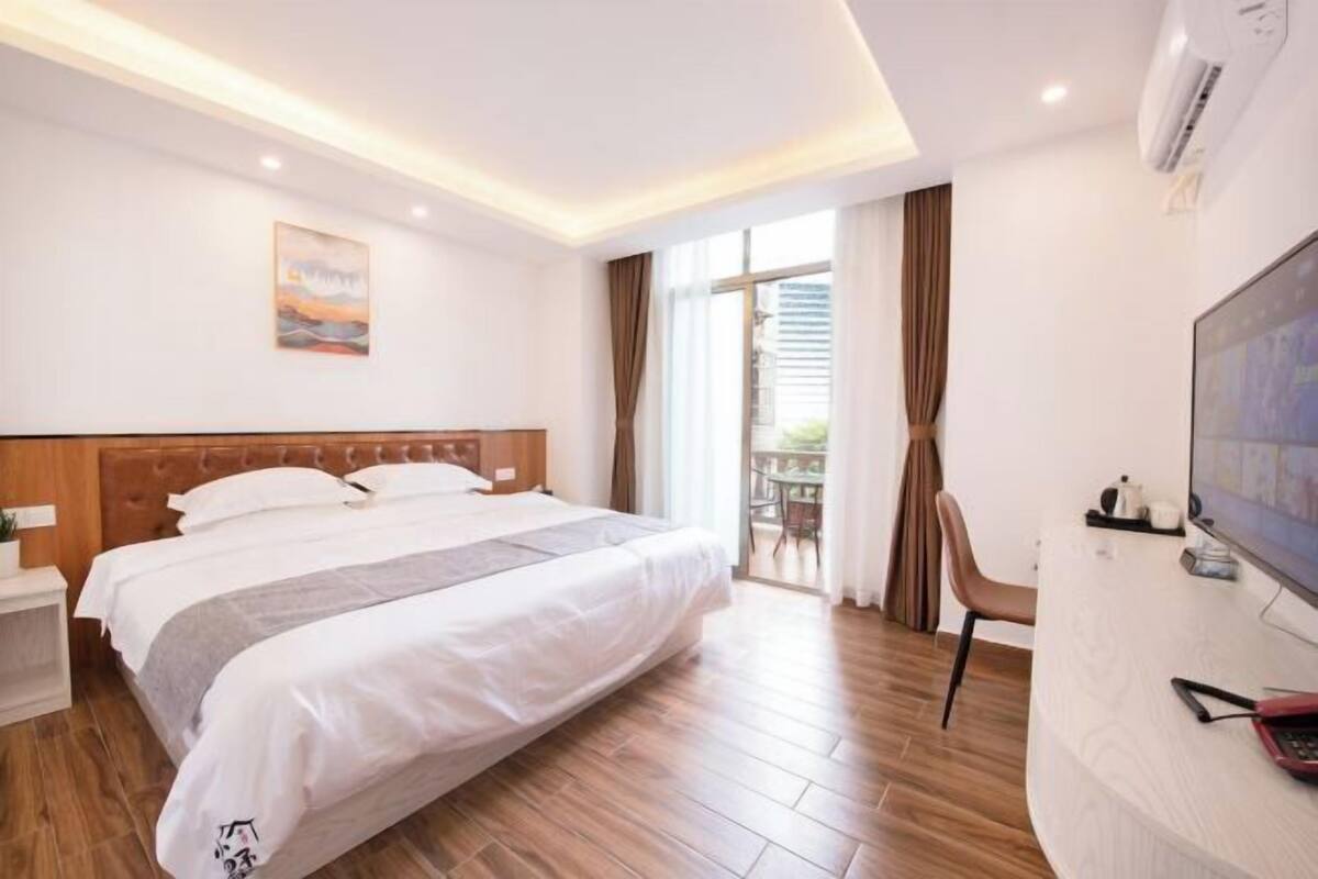 Ein Hotelzimmer mit Bett, Schreibtisch mit Computer und Fernseher.