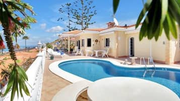 Een buitenzwembad, een verwarmd zwembad