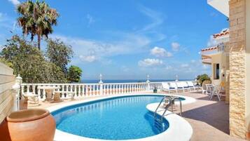 Een buitenzwembad, een verwarmd zwembad