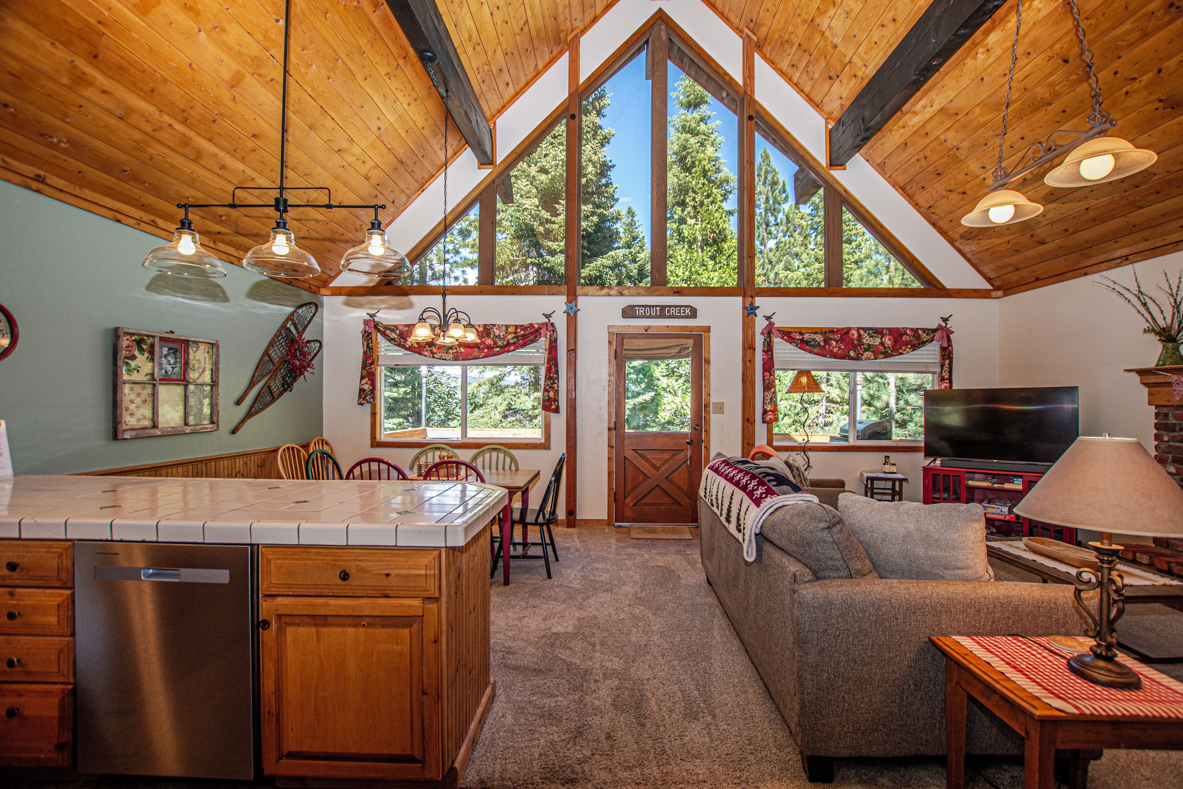 Televisie, een open haard en een stereo