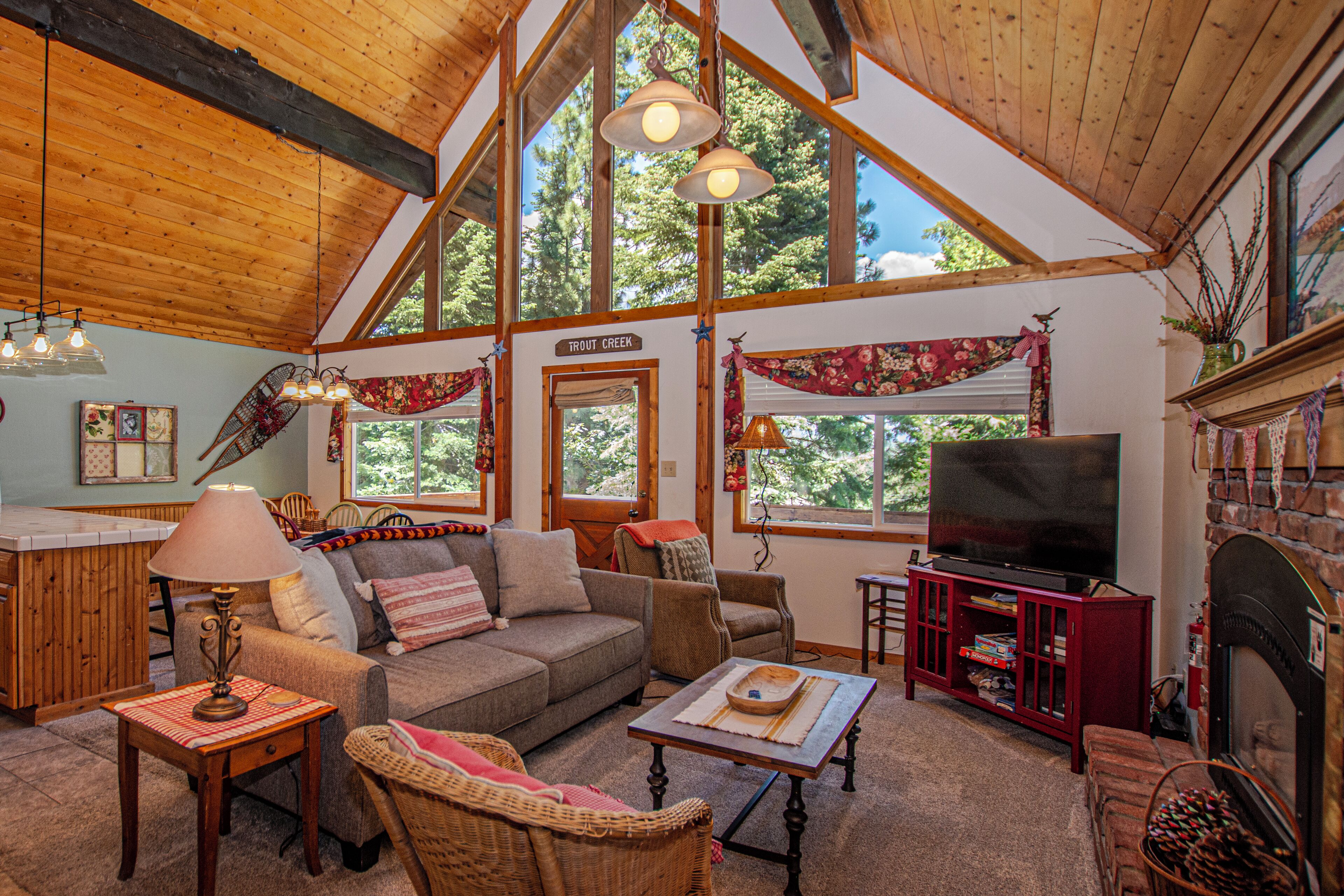 Televisie, een open haard en een stereo