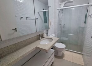 Apartment | Bilik Mandi | Pancuran mandi, hulu semburan mandi hujan, tuala disediakan 