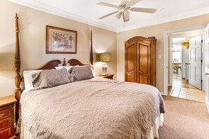 3 bedrooms, iron/ironing board, free WiFi, bed sheets - Prime Location off Beautiful Columbia Square by Lucky Savannah (Savannah)