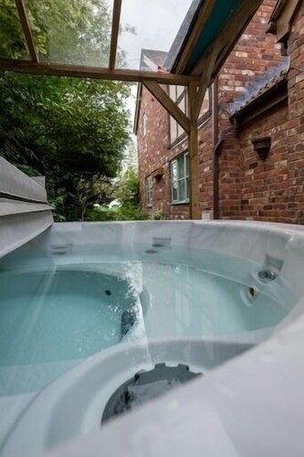 SOLDIERS COTTAGE, HEREFORDSHIRE A COSY COTTAGE, HOT TUB, PET FRIENDLY, GORGEOUS 