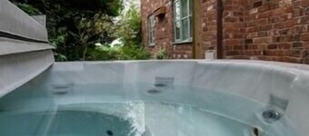 SOLDIERS COTTAGE, HEREFORDSHIRE A COSY COTTAGE, HOT TUB, PET FRIENDLY, GORGEOUS 