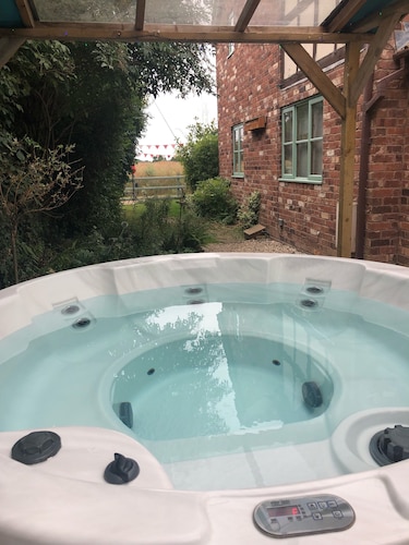 SOLDIERS COTTAGE, HEREFORDSHIRE A COSY COTTAGE, HOT TUB, PET FRIENDLY, GORGEOUS 